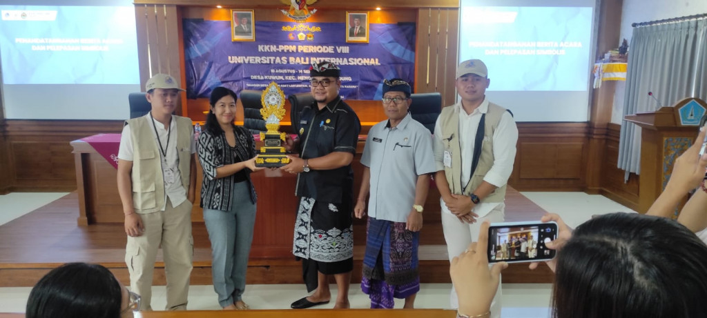 Acara Penutupan KKN Mahasiswa Universitas Bali Internasional di Desa Kuwum